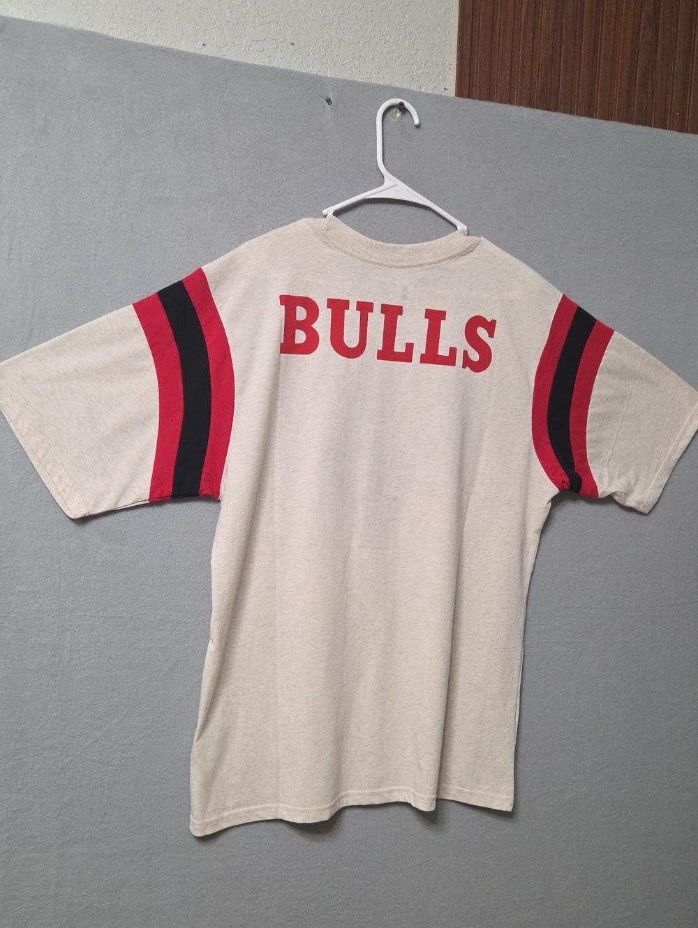 Men's Chicago Bulls Graphic T-Shirt, Beige and Red, Size medium